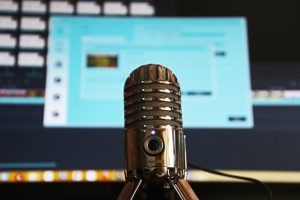 mikrofon przygotowany do nagrywania podcastu